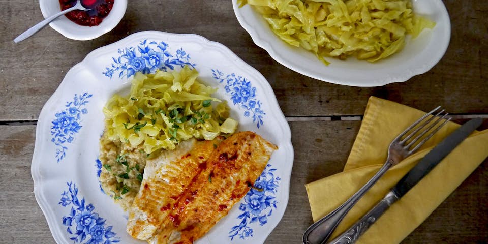 2647 Gebakken Schil Met Harissa Spitskool En Rode Linzen Puree