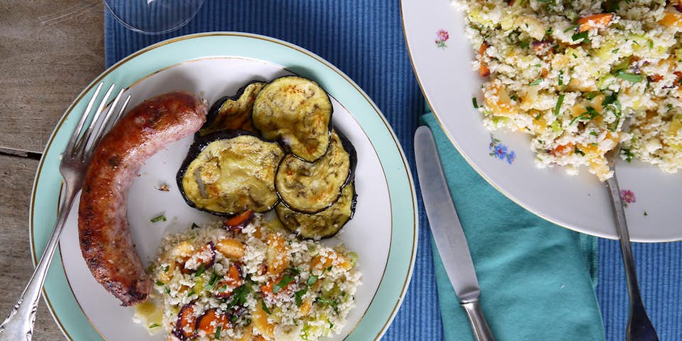 2654 Bloemkool Couscous Met Gekleurde Wortels Gegrilde Aubergine En Salieworst