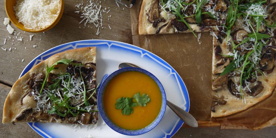 2778 Flammenkuche Met Paddenstoelen Rode Ui En Rucola Met Wortelsoep