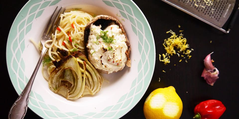 Portobello gevuld met faux goat en citroenrasp met geroosterde venkel en spaghetti aglio olio | Maaltijdbox recepten