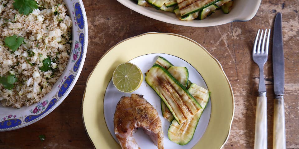 Kabeljauwfilet met koriander-limoen couscous en gegrilde courgette | Maaltijdbox recepten