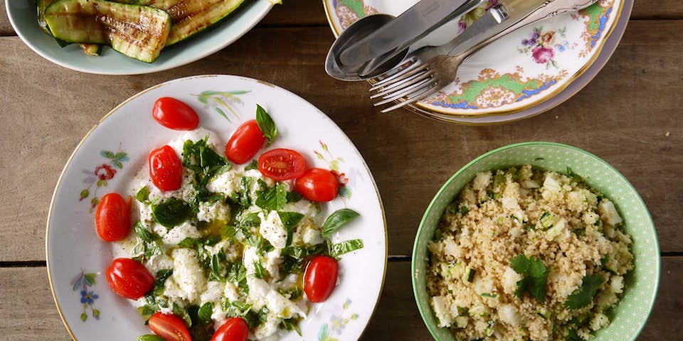 3024 Gemarineerde Mozzarella Met Cherry Tomaatjes Korianderlimoen Couscous En Gegrilde Courgette