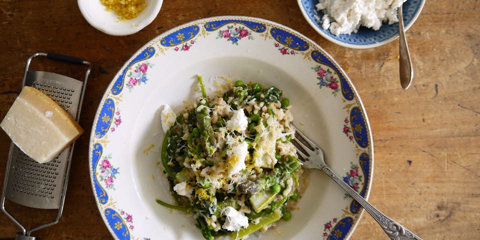 3085 Risotto Van Parelgort Met Groene Voorjaarsgroenten En Geitenkaas