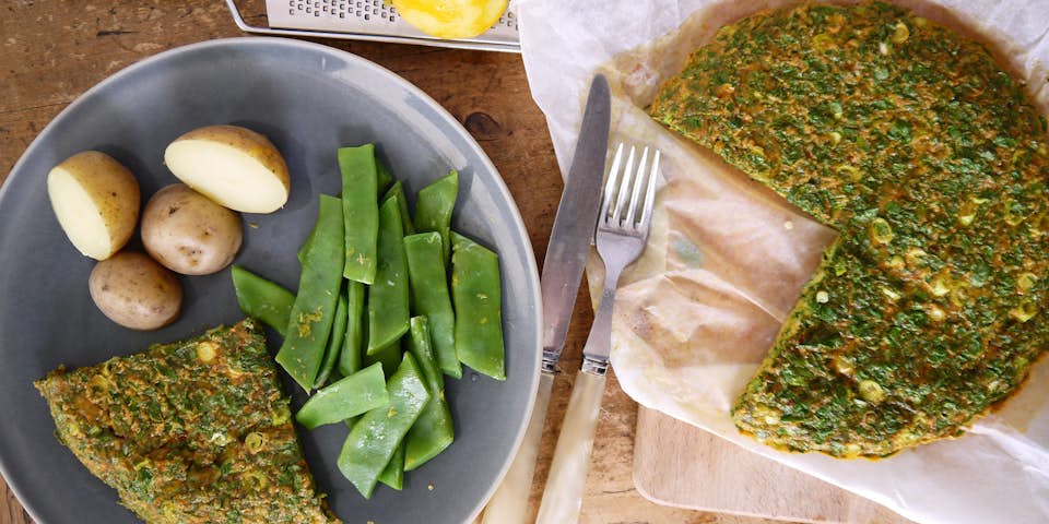 3204 Kuku Sabzi Kruidige Perzische Omelet Met Gekookte Opperdoezer En Zomerse Snijbonen