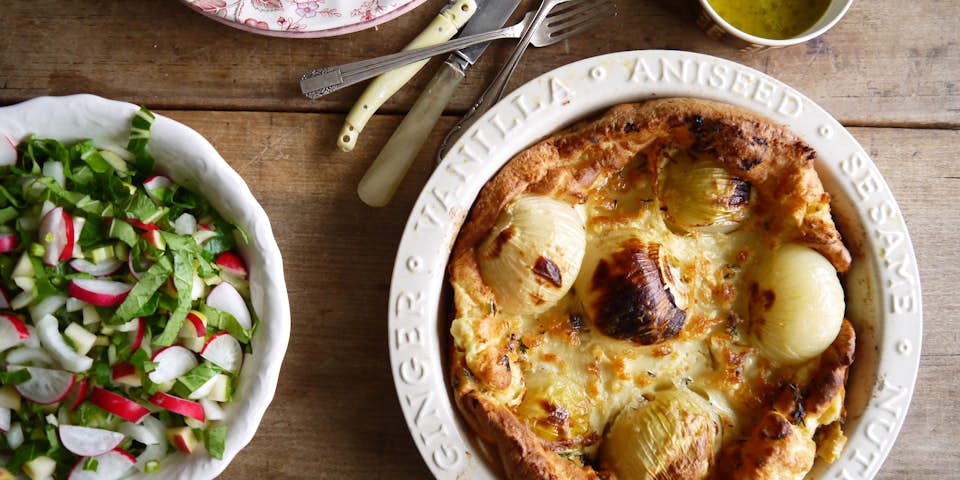 3414 Toad In A Hole Met Salade Van Knapperige Wintergroenten