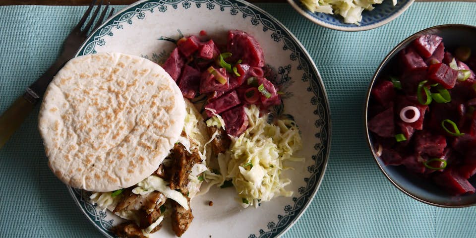 3532 Vega Gyros Met Volkoren Pita Koolsalade En Rode Bietlenteui Salade