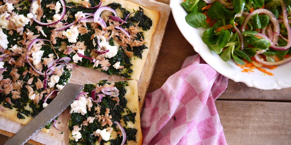 3622 Pizza Met Tonijn Spinazie Rode Ui En Ricotta En Een Gevulde Salade