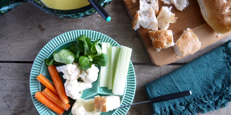 3623 Kaasfondue Met Bleek Wortel Geblancheerde Bloemkool En Simpele Veldsla