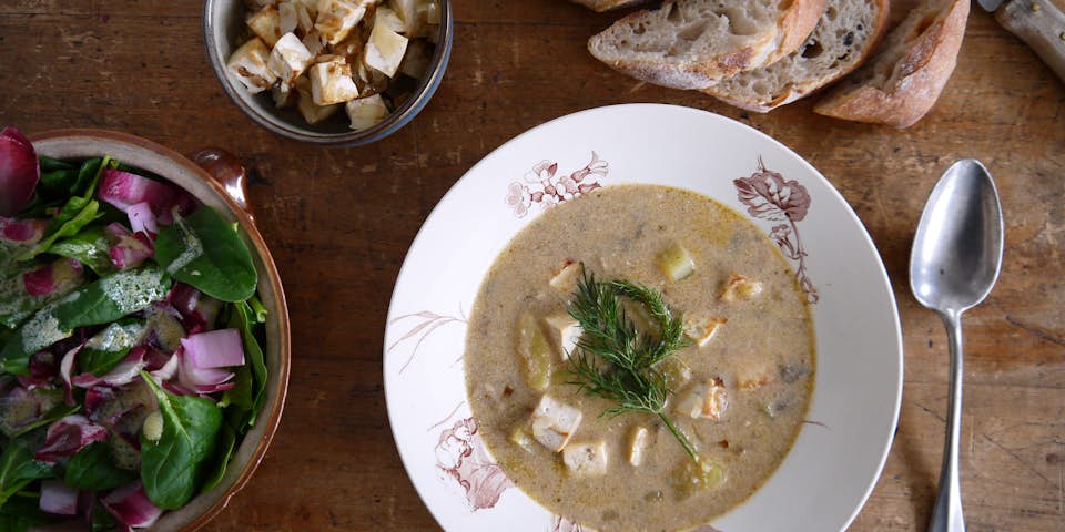 3647 Aardappelsoepspinaziesoep Met Champignons Tofu Ciabatta En Roodlofpeersalade
