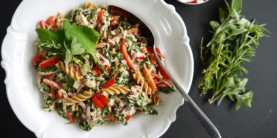 3749 Fusilli Met Een Pittige Tonijnroomsaus Nieuw Zeelandse Spinazie En Paprika