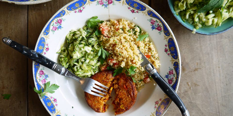 3757 Boon Falafel Balletjes Met Frisse Courgette Salade En Couscous Met Tomaat En Groene Kruiden