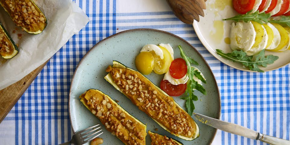 3766 Courgette Gevuld Met Boterbonenpuree En Pangrattato Met Een Salade Van Mozzarella En Tomaat
