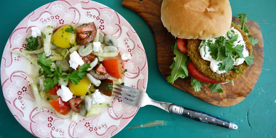 3768 Groenteburger Met Rucola En Geitenkaas En Een Salade Van Tuinbonen Venkel En Tomaat