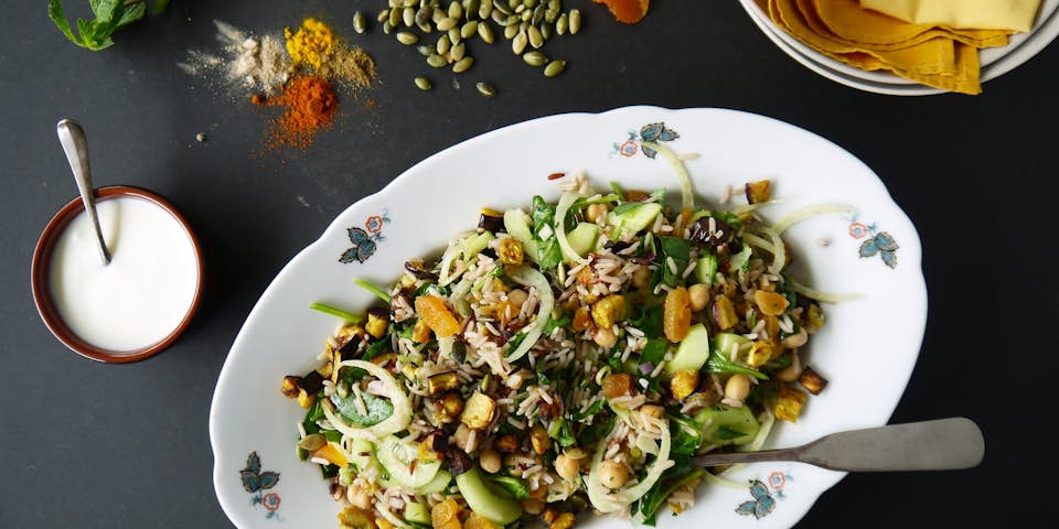 Rijstsalade met kruidige aubergine en abrikozen