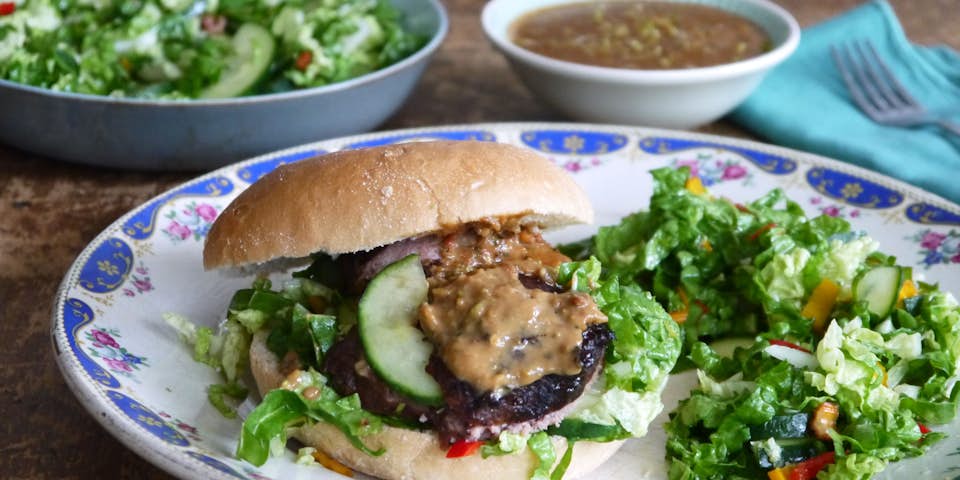 3835 Broodje Bal Met Pindasaus Van Bartje En Een Oosterse Salade