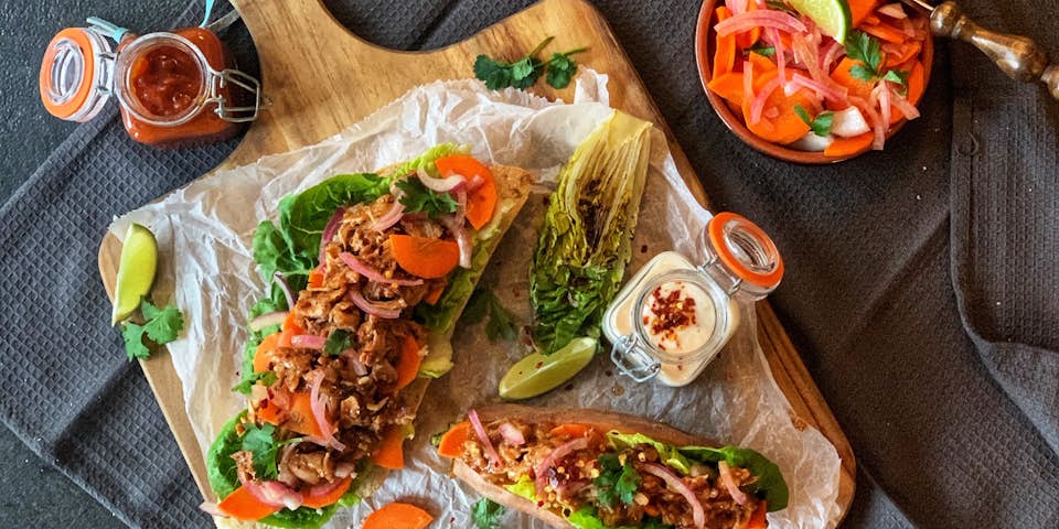 Broodje pulled chicken met ingelegde peen en gegrilde roodlof | Maaltijdbox recepten