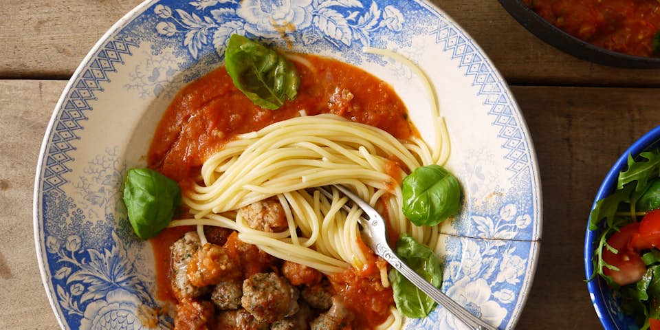 Spaghetti met Midden-Oosterse gehaktballetjes in kruidige tomatensaus | maaltijdbox recepten