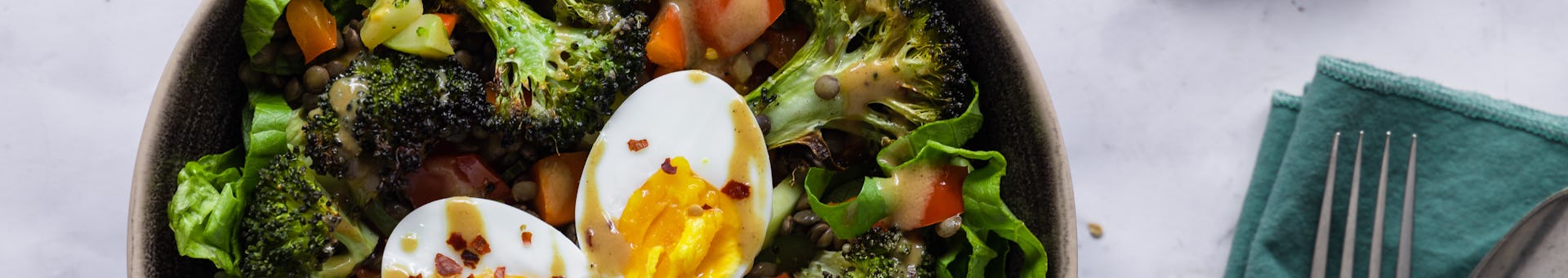 Wk 35 linzenbowl met broccoli tahindressing en eitje