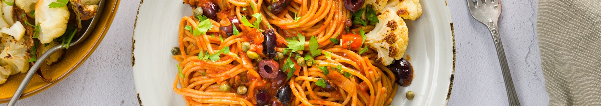 Wk 1 Spaghetti puttanesca met met geroosterde bloemkool en waterkersolie
