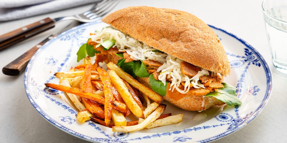 Pitabroodje vegan kebab met zuurkoolsalade en frietjes | Maaltijdbox recepten