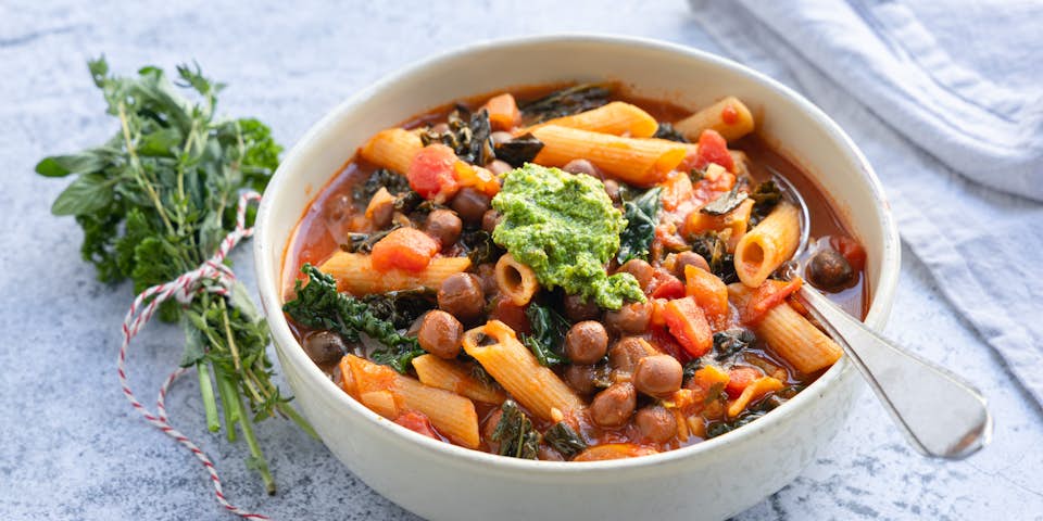 Maaltijdsoep met Kollumer erwten bouquet garni palmkool penne en waterkerspesto | Maaltijdbox recepten