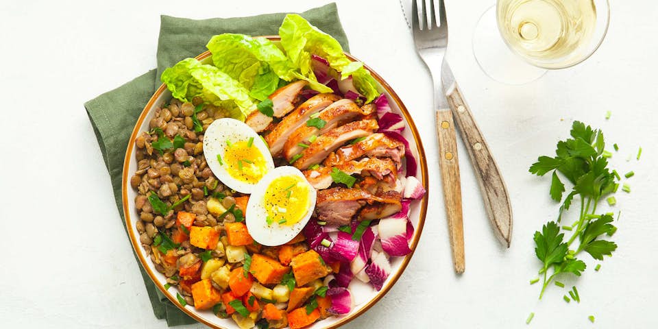 Gerookte kippendij linzen met knoflook vinaigrette ei ovengroenten en roodlof | Maaltijdbox recepten