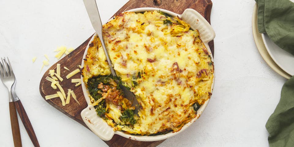 Old school vega gehaktschotel met veel groenten smeuige puree en geraspte Fryske kaas | Maaltijdbox recepten