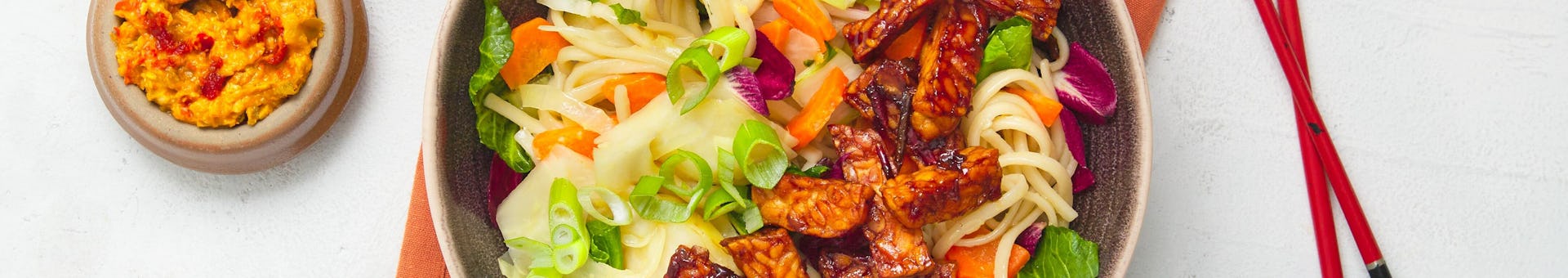 Woknoedels met veel groenten en sticky tempeh met Oma Dee kokossambal | Maaltijdbox recepten