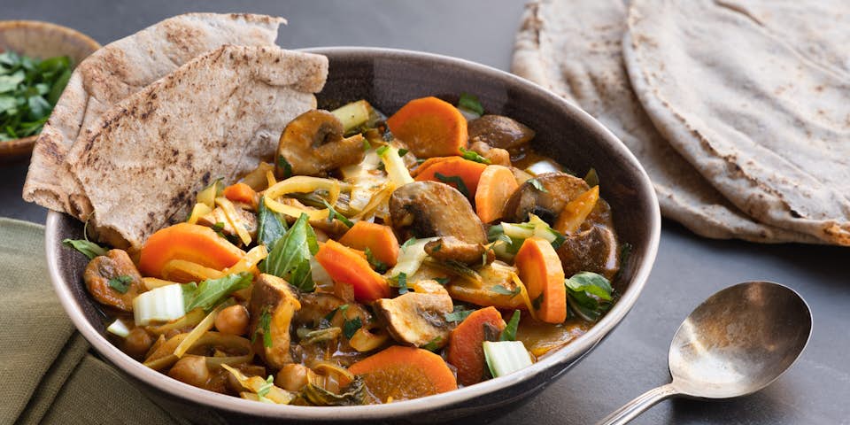 Goed gevulde groentecurry met peterselie en naan brood | Maaltijdbox recepten
