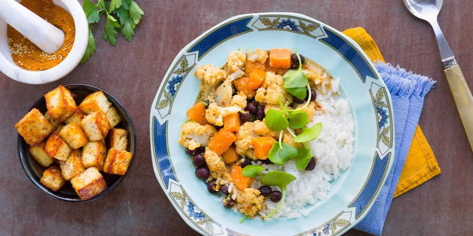 Indiase kormacurry met Kollumer erwten, gebakken paneer en basmatirijst | Maaltijdbox recepten