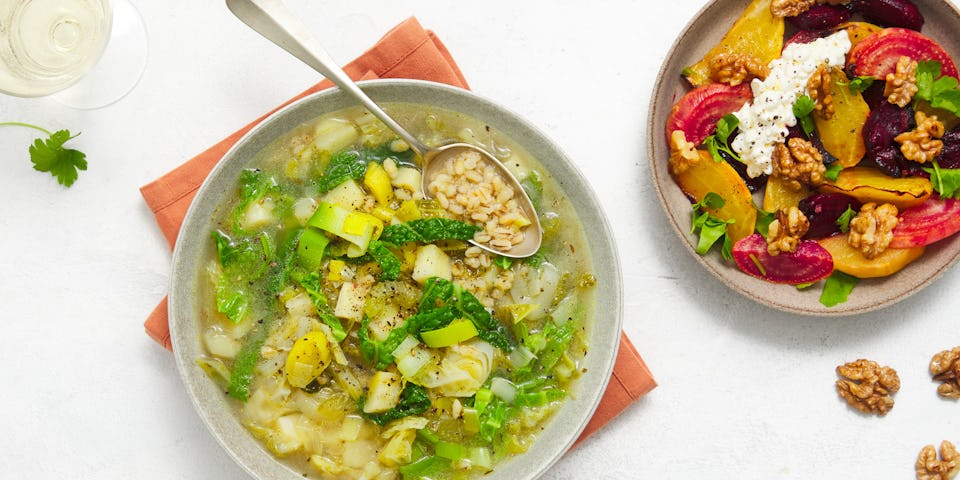 Wk 12 Noorse groentesoep met parelgort en salade van gekleurde bieten cottage cheese en walnoten