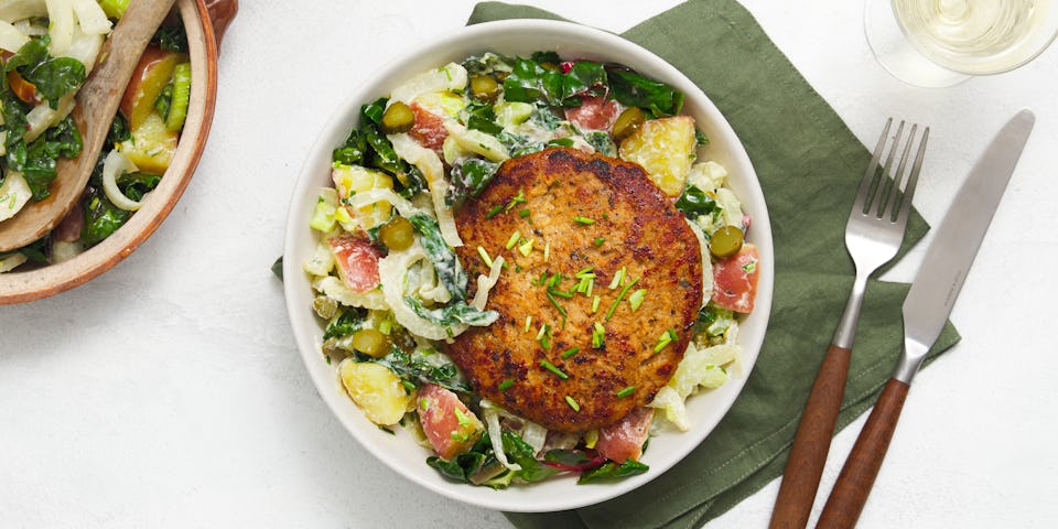 Wk 12 Truffelburger en romige aardappelsalade met venkel snijbietblad bieslook en cornichons van Bikl