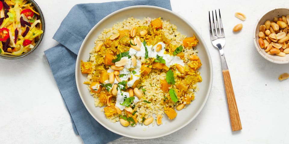 Kokoskoolraap met regenboogwortelsalade, bulgur en muntyoghurt | Maaltijdbox recepten