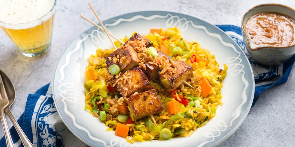 Nasi met tofuspiesjes gebakken uitjes en katjangsaus van Bartje Boemboe | Maaltijdbox recepten