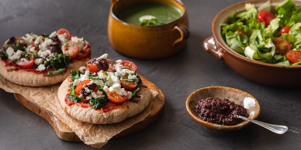 Griekse pitapizza met feta, olijventapenade, spinazie, tomaat en spinaziesoep | Maaltijdbox recepten