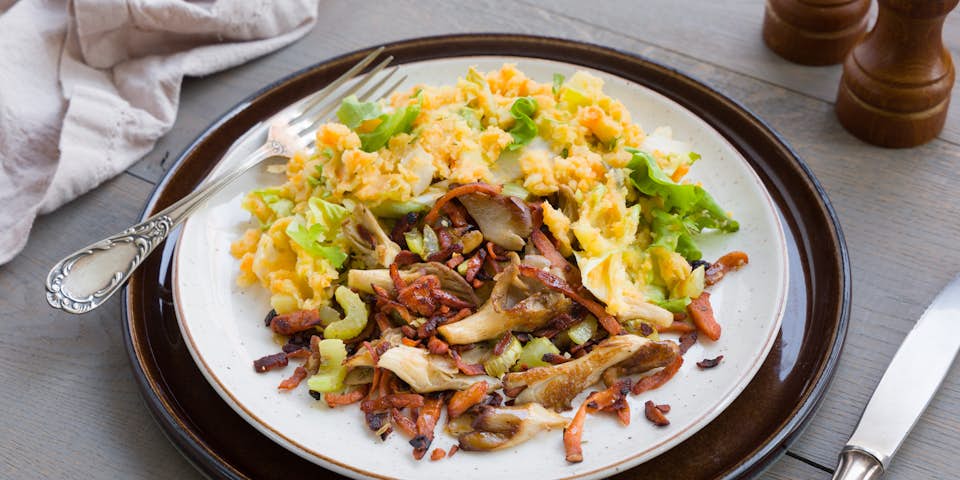 Goedgevulde andijviestamppot met vegan baconstukjes sjalot en oesterzwam | Maaltijdbox recepten
