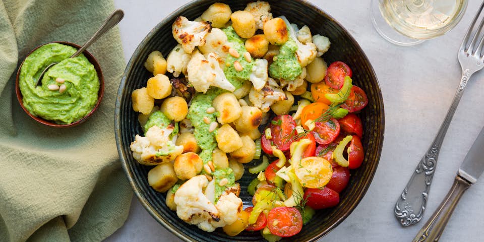 Baked gnocchi en bloemkool met waterkerspesto en tomaten-dille slaatje | Maaltijdbox recepten
