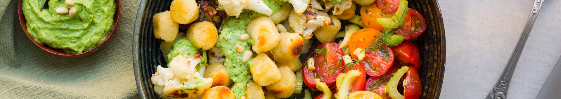 Wk 16 VGN Baked gnocchi en bloemkool met raapsteel avocadocreme en tomaten dille slaatje