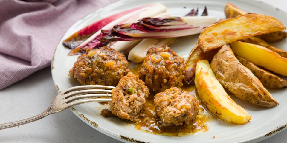 Luikse balletjes in appelstroopjus met aardappelwedges en geroosterde roodlof | Maaltijdbox recepten