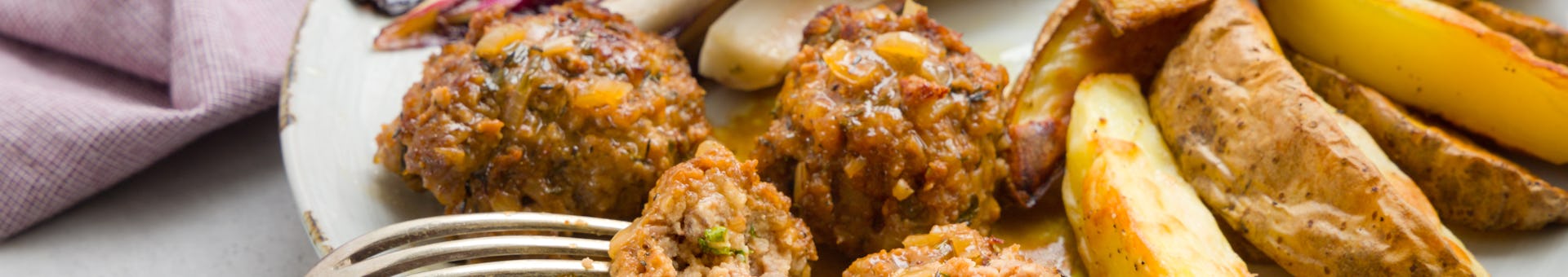 Wk 17 Luikse balletjes in appelstroopjus met aardappelwedges en geroosterde roodlof