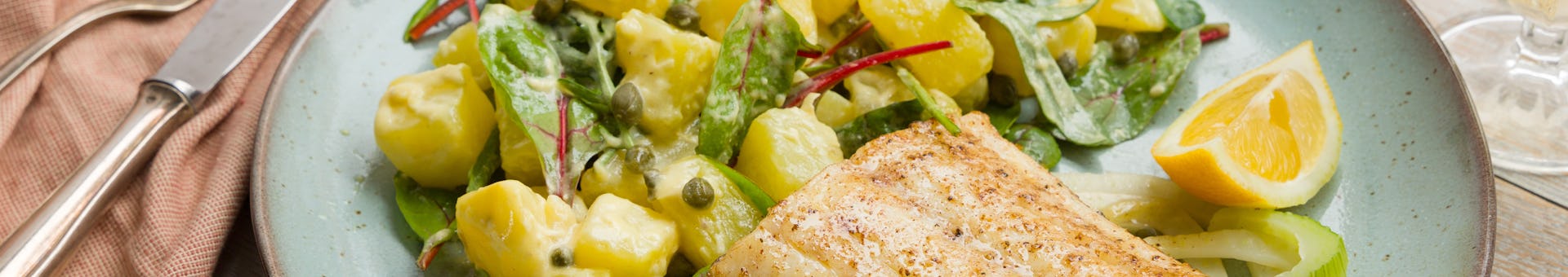 Gebakken kabeljauw en royale aardappelsalade met venkel babyleaf en kappertjesdressing