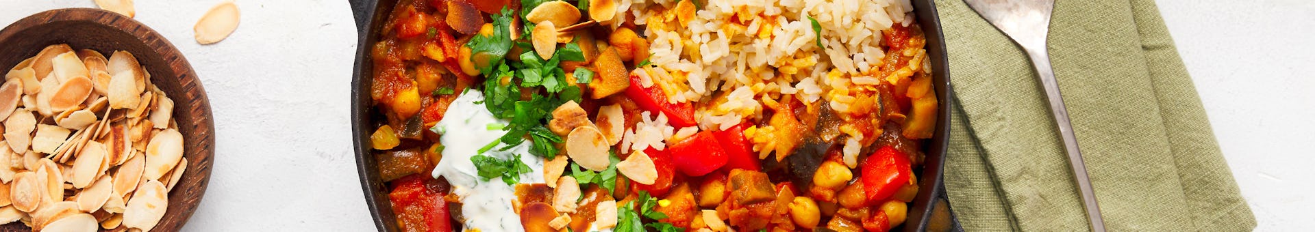 Iraans stoofpotje met aubergine paprika kikkererwten en amandelschaafsel | Maaltijdbox recepten