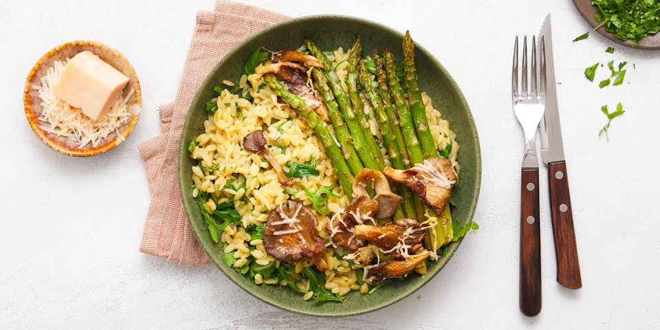 Orzotto met groene asperges rucola Sikkepit geitenkaas en oesterzwamreepjes | Maaltijdbox recepten