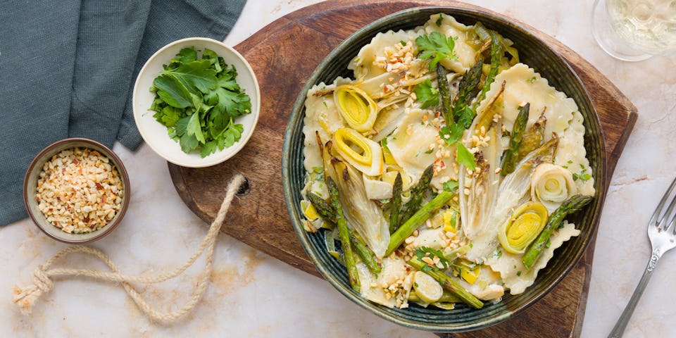 Verse ravioli van de Pastafabriek met groene asperges witlof prei creme fraiche hazelnotencrunch | Maaltijdbox recepten