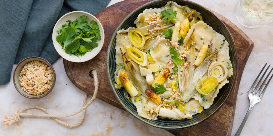 Verse ravioli van de Pastafabriek met witte asperges witlof prei creme fraiche hazelnotencrunch | Maaltijdbox recepten
