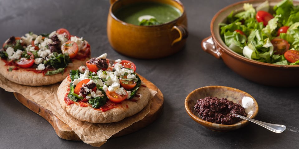Wk 20 Griekse pitapizza met feta olijventapenade spinazie tomaat en spinaziesoep