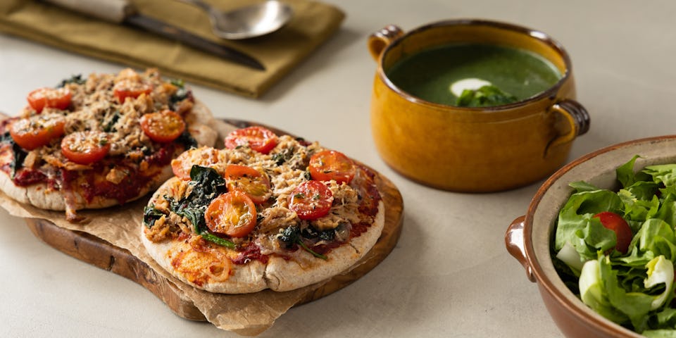 Wk 20 Tuna melt pitapizza met tomaatjes spinaziesoep en salade