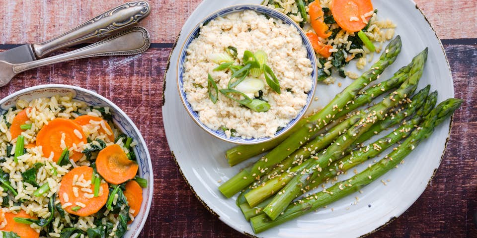 Japanse groene asperges met amsoi sesam gebakken rijst en scrambled tofu | Maaltijdbox recepten