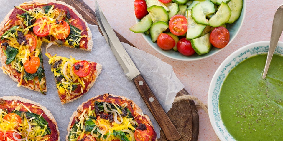 Wk 20 VGN Pitapizza met vegan kaas en tomaatjes spinaziesoep en salade
