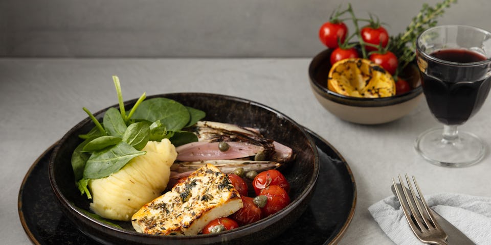 Vegan saganaki (gebakken vegan ‘feta’) met tomaatjes, roodlof en smeuïge puree met spinazie | Maaltijdbox recepten